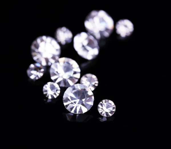 Belos cristais brilhantes (diamantes), sobre fundo preto — Fotografia de Stock
