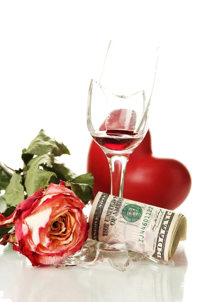 Gebroken wijnglas met droge rose en decoratieve hart geïsoleerd op wit — Stockfoto