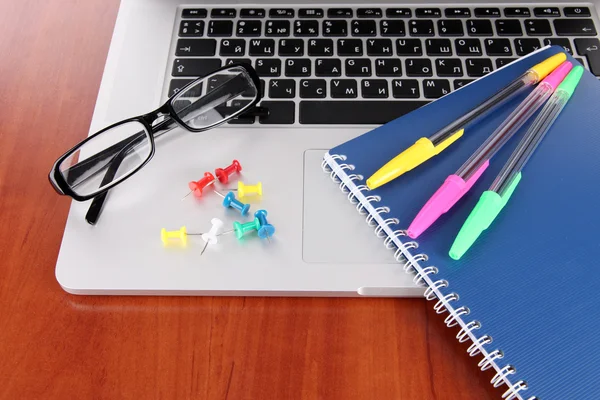 Laptop mit Schreibwaren auf dem Tisch — Stockfoto