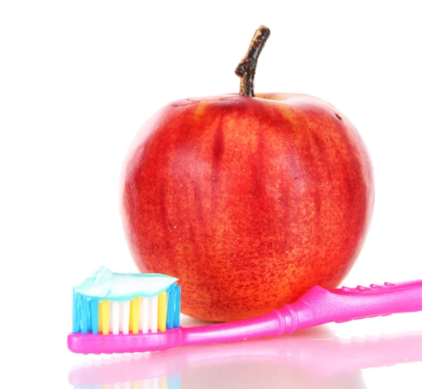 Pomme avec une brosse à dents isolée sur blanc — Photo