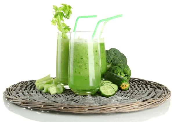 绿色蔬菜汁，白色上孤立的眼镜 — 图库照片