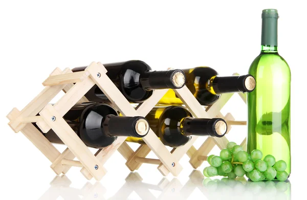 Botellas de vino colocadas sobre soporte de madera aislado sobre blanco — Foto de Stock