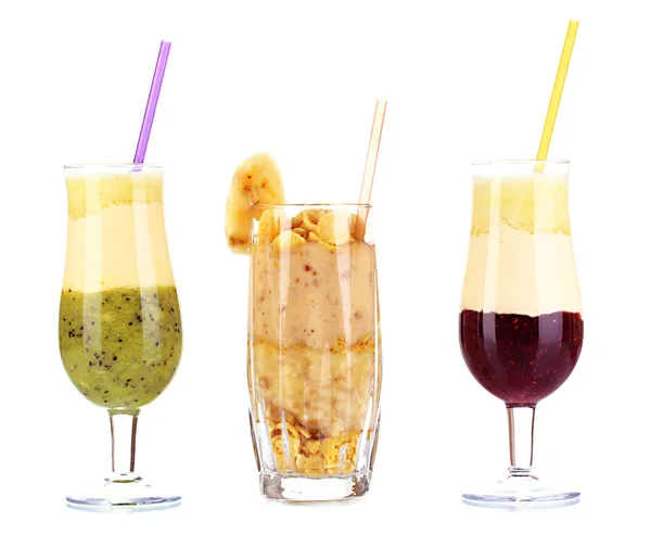 Délicieux smoothies aux fruits isolés sur blanc — Photo