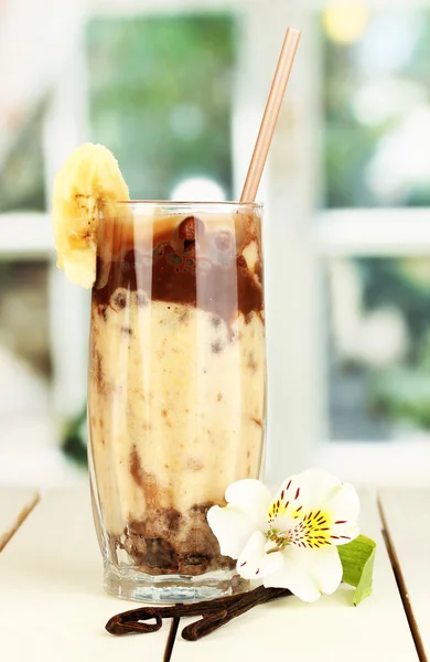 Delicioso smoothie de frutas na mesa de madeira no fundo da janela — Fotografia de Stock