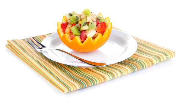 Фруктовый салат в выдолбленном апельсине изолирован на белом — стоковое фото