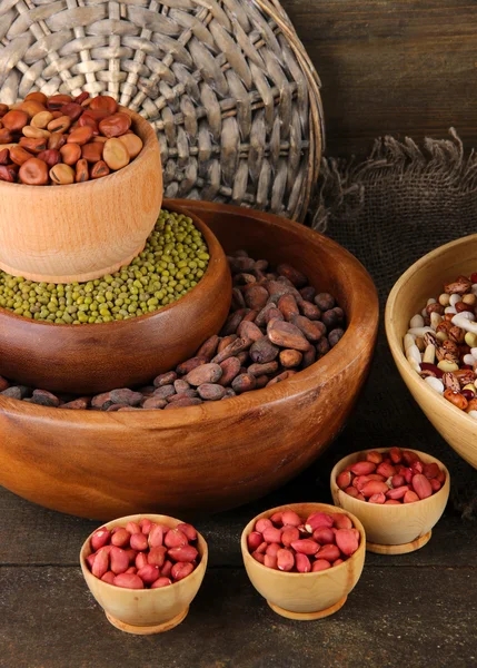 木製の背景にボウルで豆の種類 — ストック写真