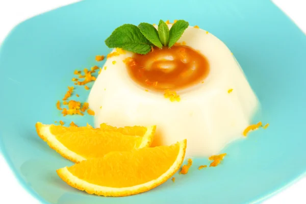 Panna cotta mit Orangenschale und Karamellsoße, isoliert auf weiß — Stockfoto