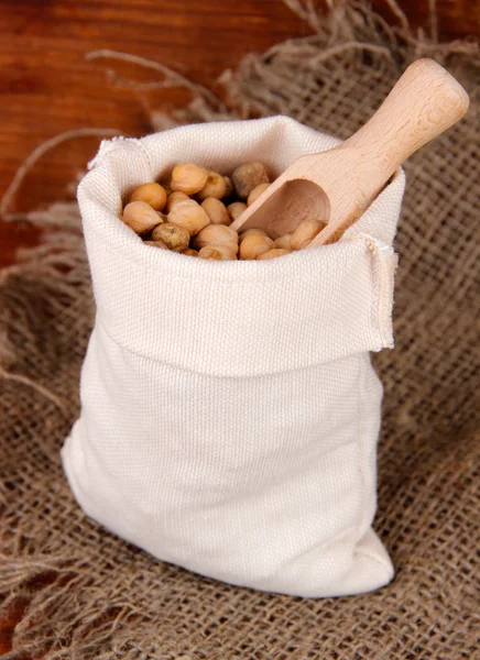 Frijoles en saco sobre fondo de madera —  Fotos de Stock