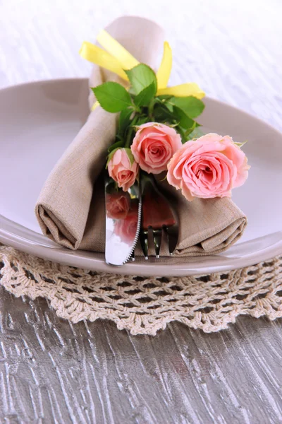 Assiette servie avec serviette et rose close-up — Photo