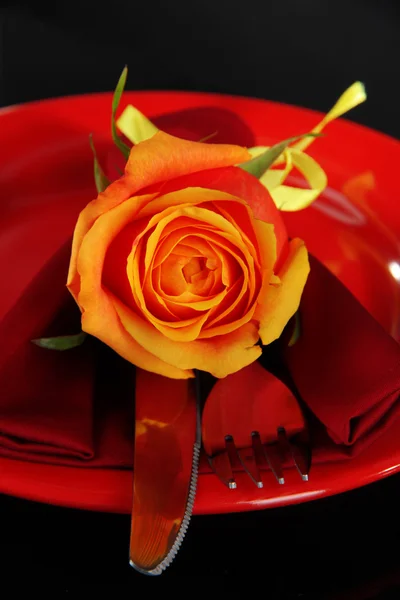 Подается тарелка с салфеткой и цветами крупным планом — стоковое фото