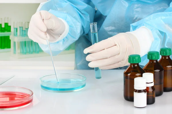 Scientist conducting research in laboratory close up — Stock Photo, Image