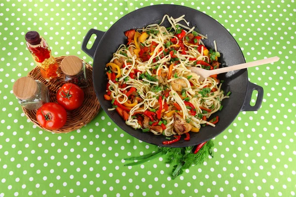 Nudlar med grönsaker på wok på duk bakgrund — Stockfoto
