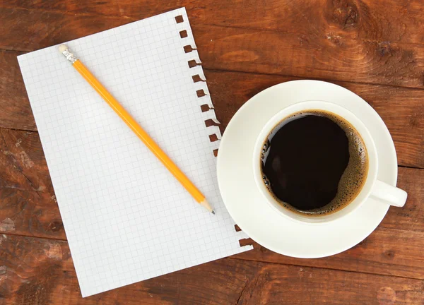 Чашка кофе на рабочем столе с документами крупным планом Стоковое Изображение