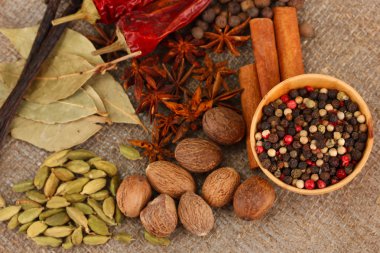 Küçük Hindistan cevizi ve diğer baharatlar çul zemin üzerine