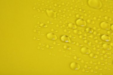 renkli arka plan üzerinde Su damlacıkları