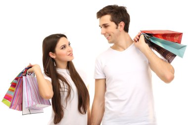 Genç çift alışveriş ve birçok alışveriş torbaları üzerinde beyaz izole holding