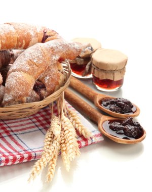 sepet ve reçel whit üzerinde izole lezzet kruvasan