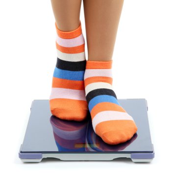 ayakları üzerinde beyaz izole ölçekler üzerinde