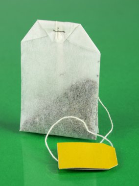çay torba yeşil zemin üzerine
