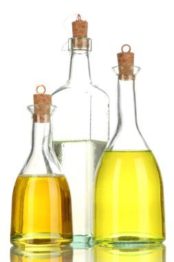 Özgün cam şişeler üzerine beyaz izole salata sosu ile