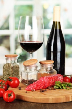 ahşap masa pencere zemin üzerine kurulu lezzetli salam