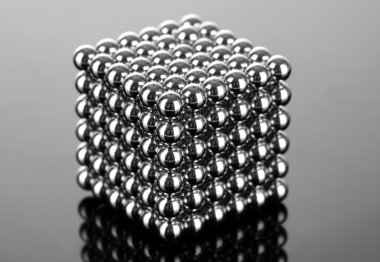 Neocube (oyuncak) koyu gri arka plan üzerinde