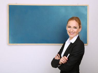 öğretmen kadın sınıfta chalkboard yakınındaki portresi