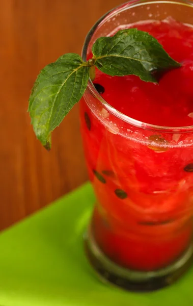 Ett glas färsk vattenmelon juice på träbord närbild — Stockfoto