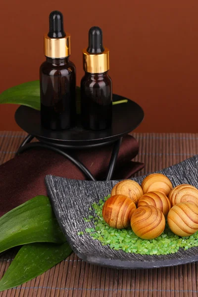 Impostazione aromaterapia su sfondo marrone — Foto Stock