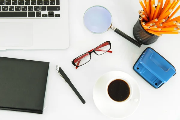 Fornitura ufficio e laptop isolati su bianco — Foto Stock