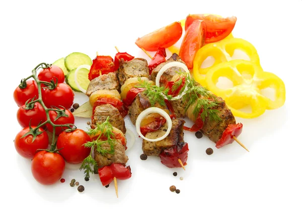 Νόστιμο ψητό κρέας και λαχανικά για skewers, απομονωμένα σε λευκό — Φωτογραφία Αρχείου