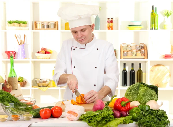 Chef cooking in kitchen — Stock Photo, Image