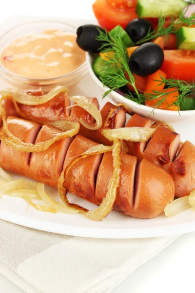 Salsicha grelhada com salada fresca de perto — Fotografia de Stock