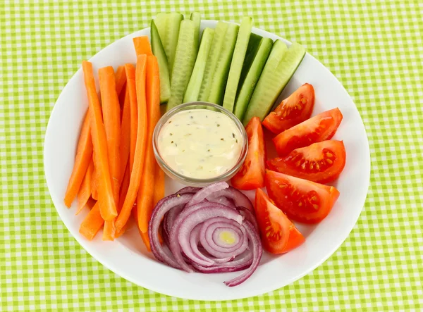 Bâtonnets de légumes crus assortis dans une assiette sur la table gros plan — Photo