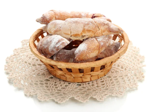 Gusto croissant in cesto isolato su whit — Foto Stock