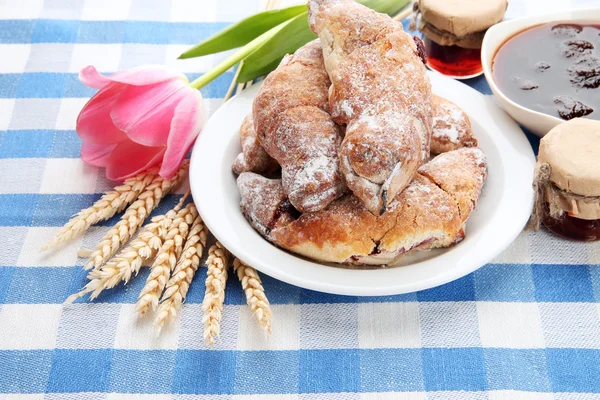 Smak croissanter och sylt på tableclot — Stockfoto