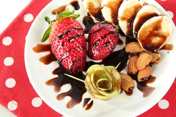 Gyümölcsök, csokoládé, egy szalvétára piros pöttyös — Stock Fotó