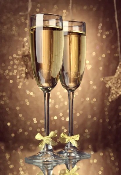 Two glasses of champagne on bright background with lights — Stock Photo, Image