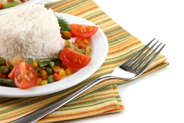 Pysznego risotto z warzywami na białym tle — Zdjęcie stockowe