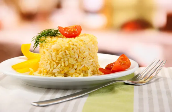 Risotto delicioso com legumes na mesa no café — Fotografia de Stock