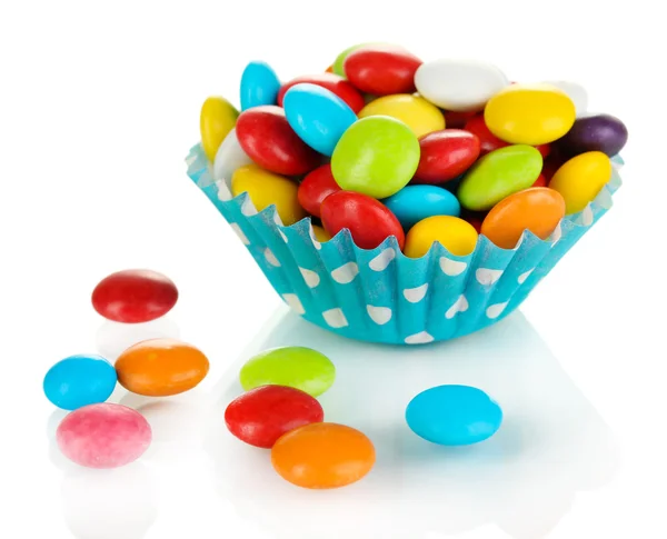 Барвисті цукерки у футлярі для кексів ізольовані на білому — стокове фото