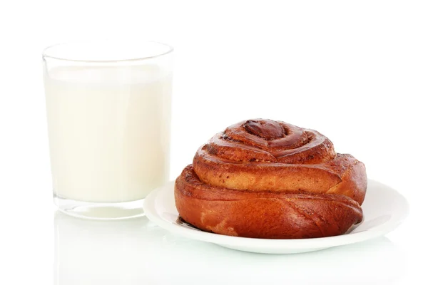 Rotolo di pane e vetro di latte isolato su bianco — Foto Stock