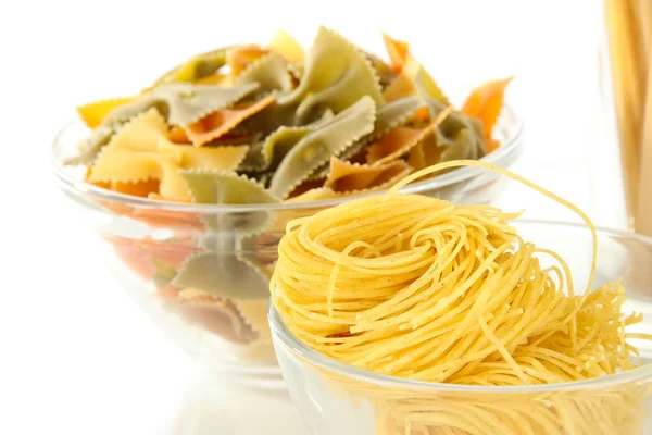 Verschiedene Arten von Pasta isoliert auf weiß — Stockfoto