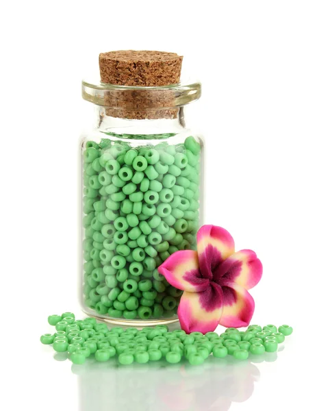 Piccola bottiglia piena di perline colorate isolate su bianco — Foto Stock