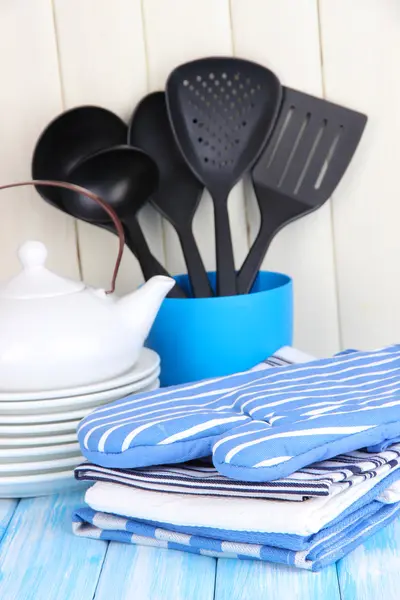 Kuchnia ustawienia: naczynie, chwytaków, ręczniki i jeszcze na drewnianym stole — Zdjęcie stockowe