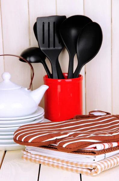 Tahta masa üzerinde başka kap, potholders, havlu ve: mutfak ayarları — Stok fotoğraf