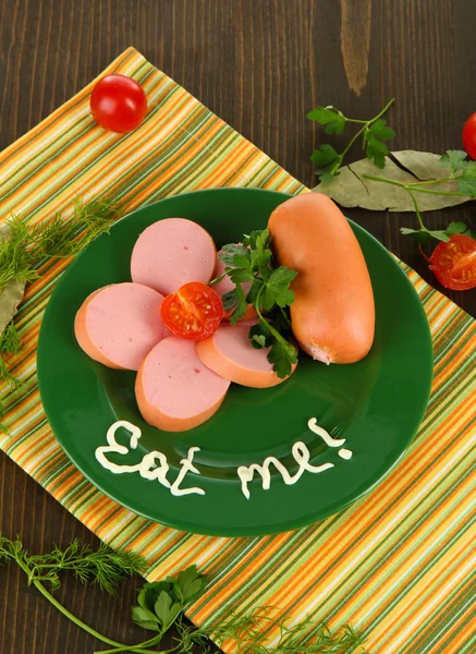香肠、 青菜、 番茄木桌子上板上 — 图库照片