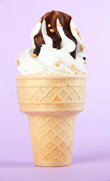 Helado sabroso con chocolate, sobre fondo morado — Foto de Stock