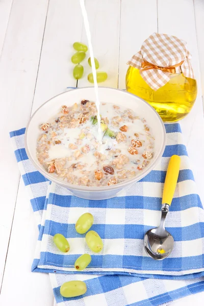 Farina d'avena utile in ciotola con frutta sul tavolo di legno primo piano — Foto Stock