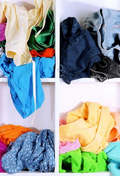 Ubrania rozrzucone na półkach — Zdjęcie stockowe